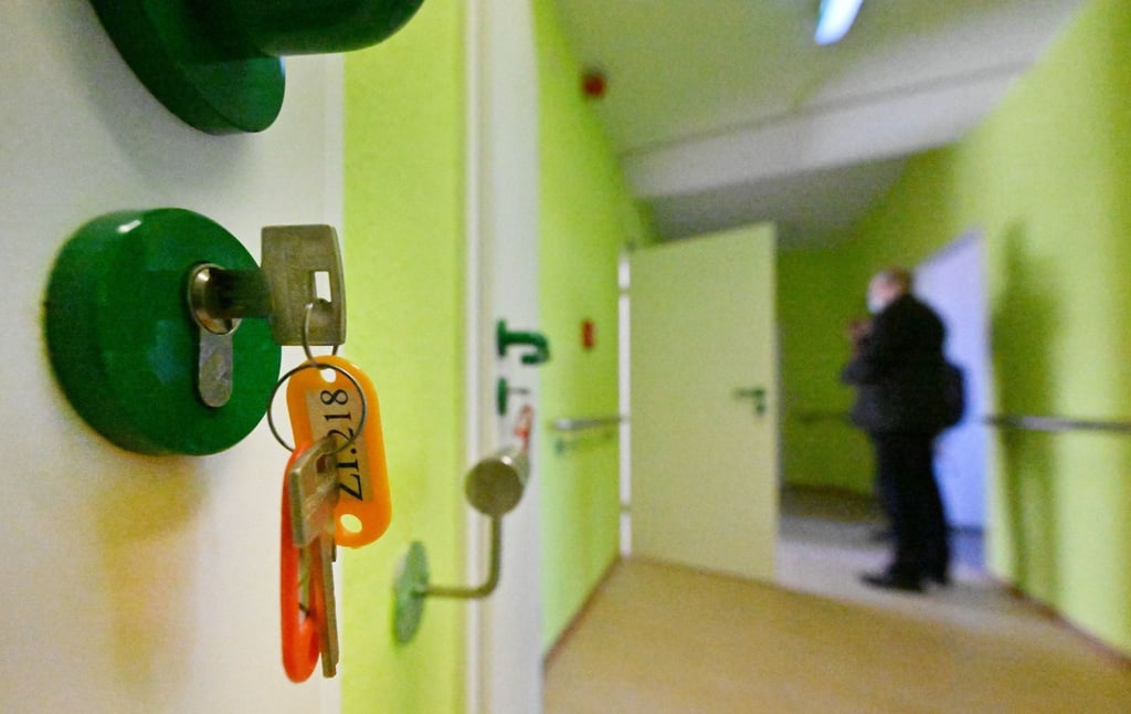 Schlüssel stecken im Schloß in einer Unterkunft von ukrainischen Geflüchteten in Jena-Zwätzen.