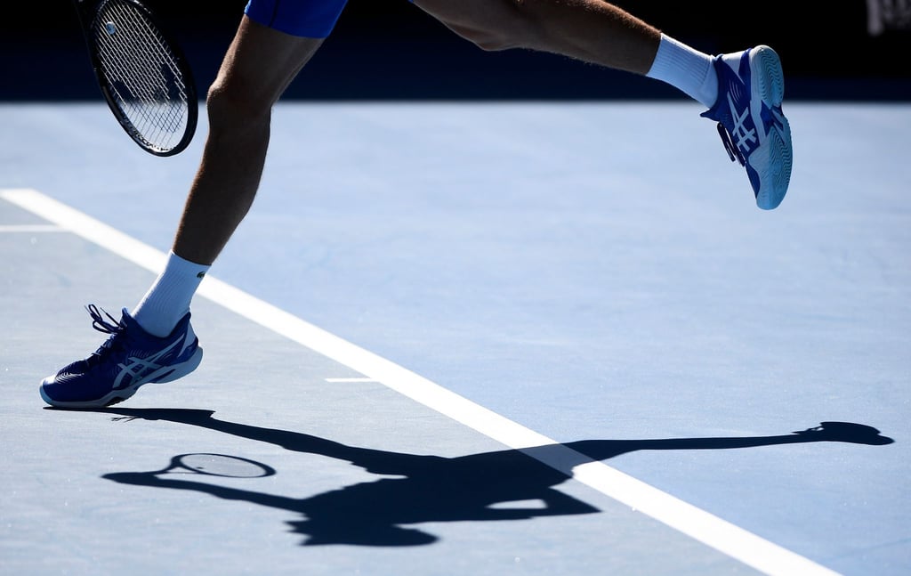 Ein Tennisspieler in Aktion.