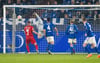 Schalkes Schalkes Torhüter Alexander Schwolow kann das Tor zum 1:5 nicht verhindern.