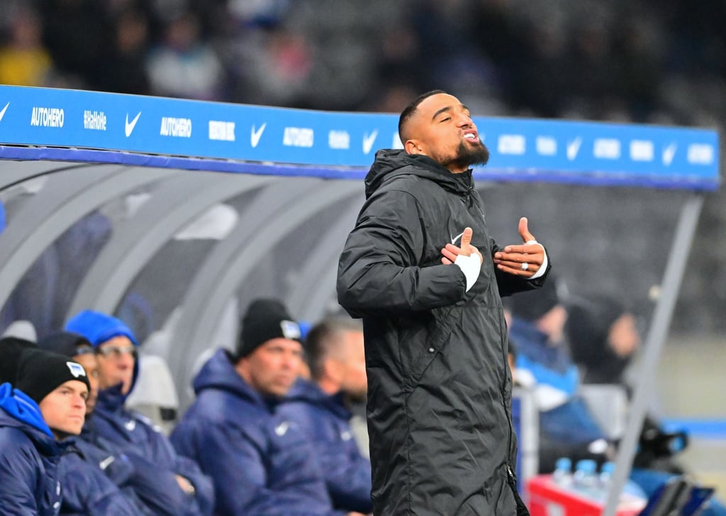 Herthas Kevin Prince Boateng zeigt sich an der Auswechselbank wütend.