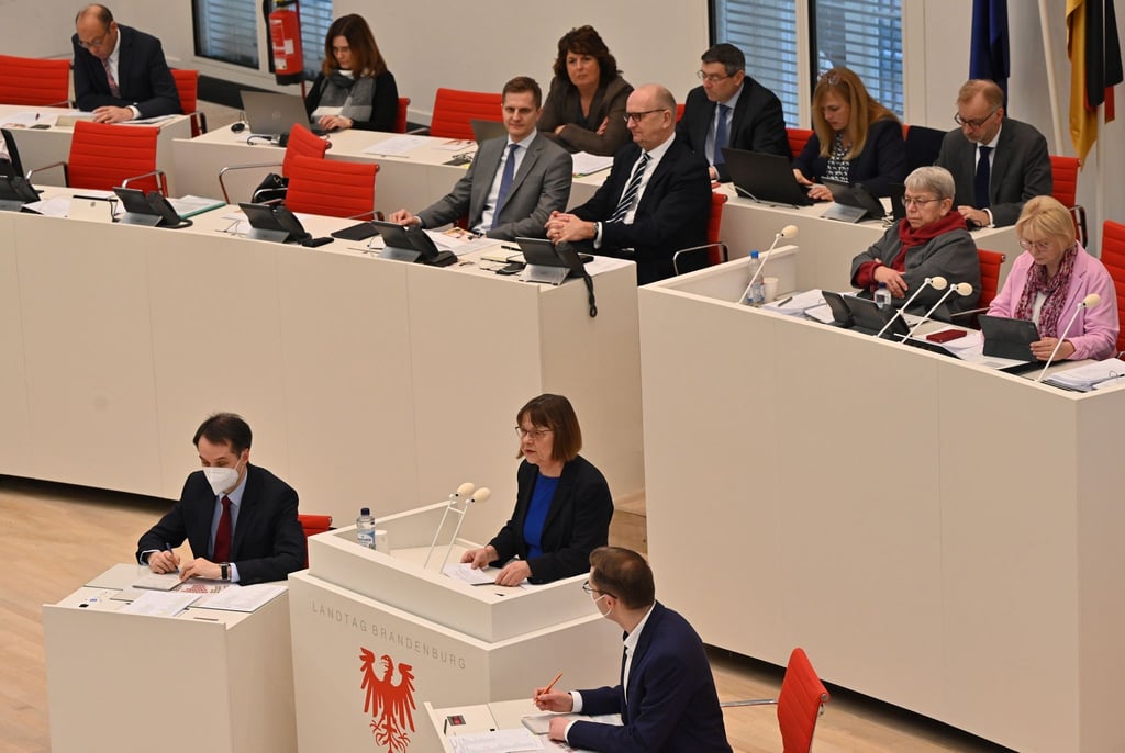 Ursula Nonnemacher (Bündnis90/Die Grünen), Ministerin für Soziales, Gesundheit, Integration und Verbraucherschutz, spricht in der Debatte der Landtagssitzung.