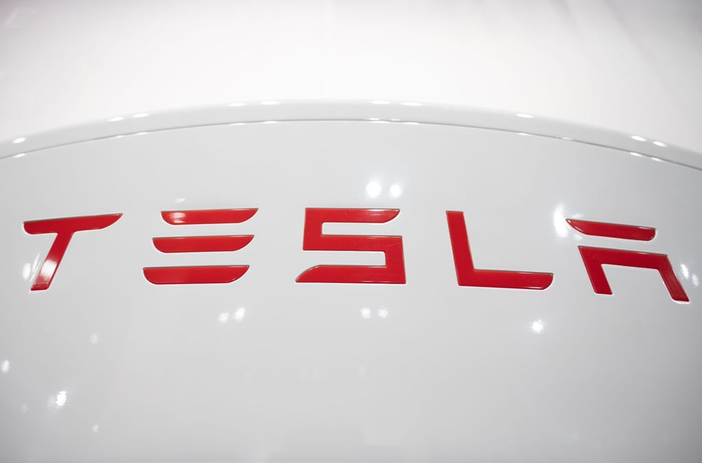 Auf einer Tesla Ladestation in einem Tesla Showroom ist das Logo des Herstellers zu sehen.