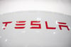 Auf einer Tesla Ladestation in einem Tesla Showroom ist das Logo des Herstellers zu sehen.
