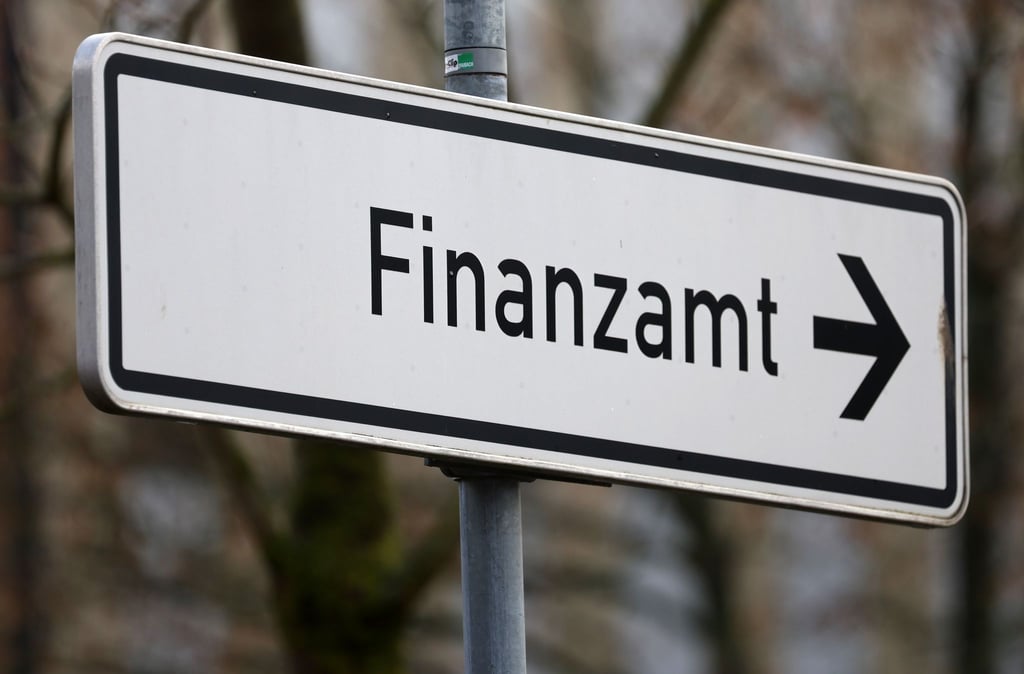 Ein Schild weist den Weg zum Finanzamt.