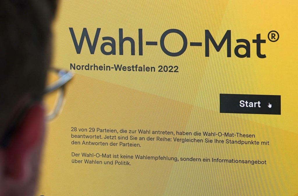 Ein Mann blickt auf die Startseite des Wahl-O-Mat.