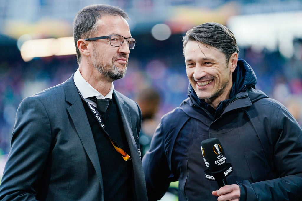 Nico Kovac (r) und Herthas Sport-Geschäftsführer Fredi Bobic unterhalten sich vor einem Interview.