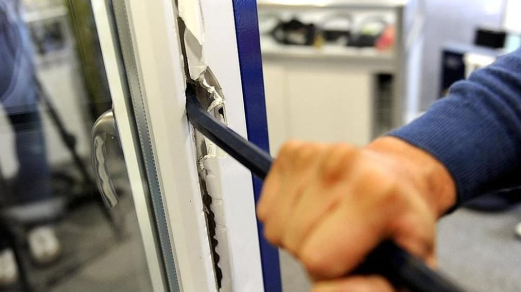 Ein Einbrecher ist in Osterwieck im Harz in ein Haus eingedrungen. Dass er nur wenig später vor den Besitzern stehen würde, ahnte er offenbar nicht. Symbolbild: