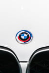 Der deutsche Autohersteller BMW teilt mit, den CO2-Ausstoß bei seinen Modellen weiter reduziert zu haben.