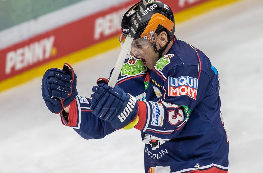 Leo Pföderl von den Eisbären Berlin jubelt nach einem Treffer.