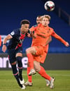 Thilo Kehrer von Paris Saint-Germain (l) und Montpelliers Nicolas Cozza kämpfen um den Ball.