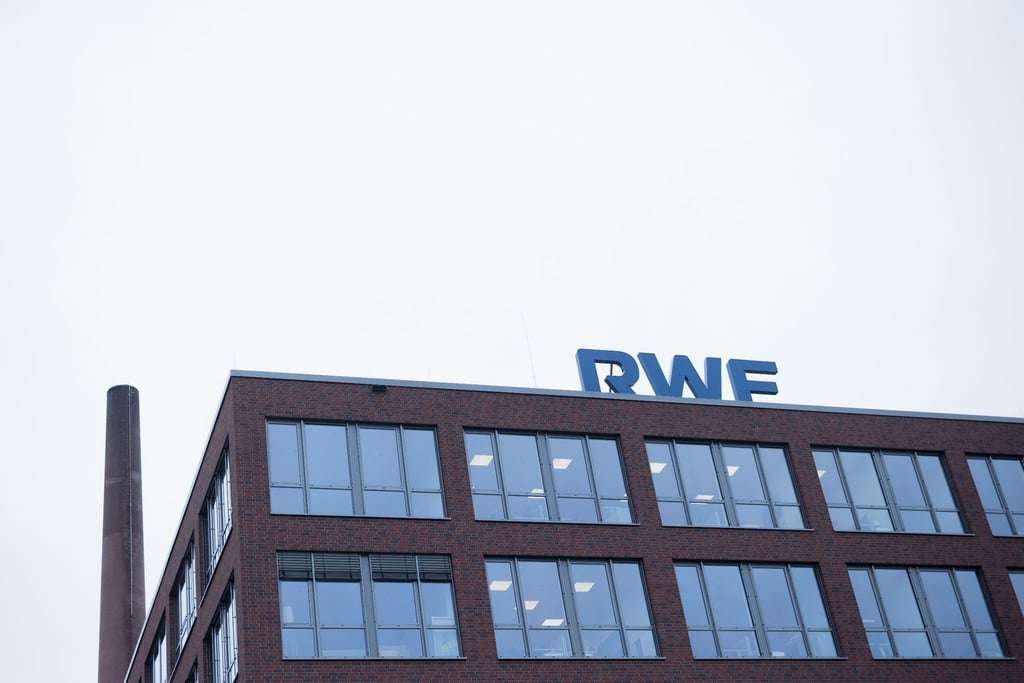 Das Logo von RWE auf dem Dach der Zentrale in Essen: Der Konzern hat vorläufige Zahlen aus dem Jahr 2022 vorgelegt.