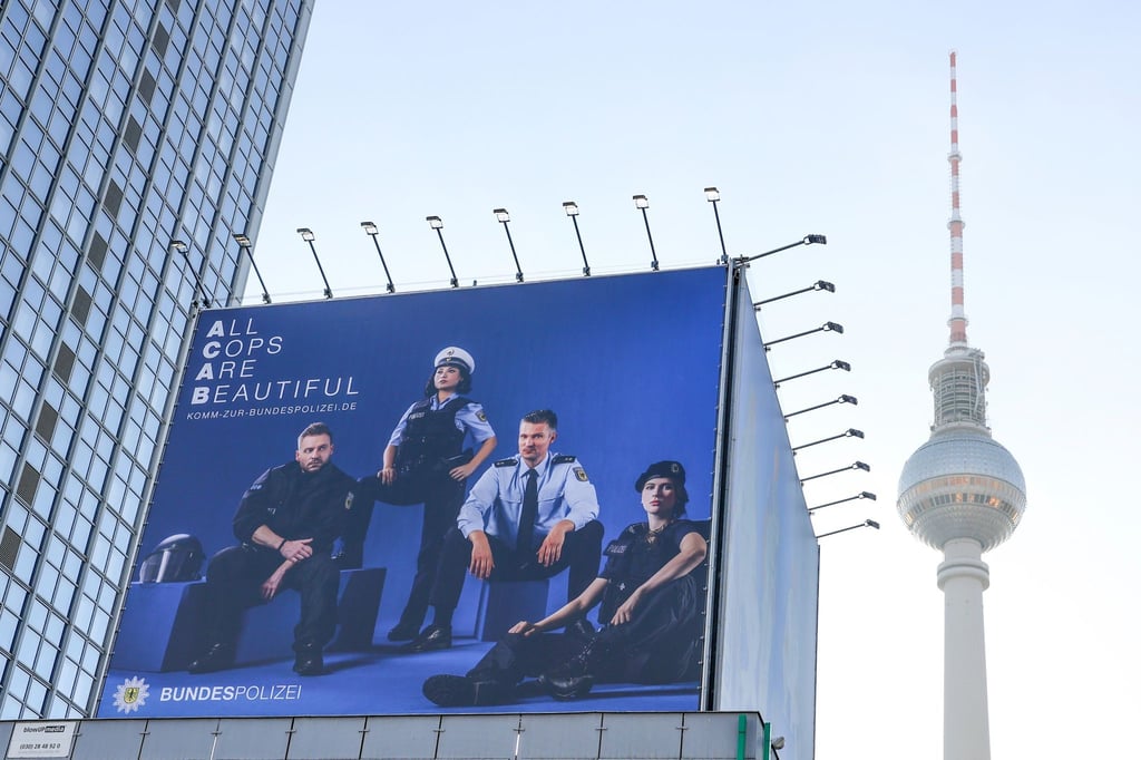 Mit einem riesigen Transparent und der Aufschrift „All Cops Are Beautiful“ (Alle Polizisten sind schön) wirbt die Bundespolizei in Sichtweite des Fernsehturms um Nachwuchs.