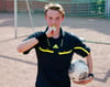Der Nachwuchsschiedsrichter Niclaas Rother nutzt in Hamburg während eines Amateurfußballspiels seine Pfeife.
