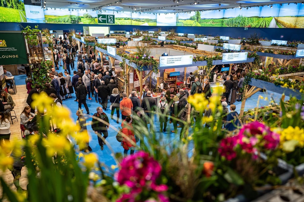 Menschen laufen auf der Internationalen Grünen Woche 2023 durch die Messehallen.