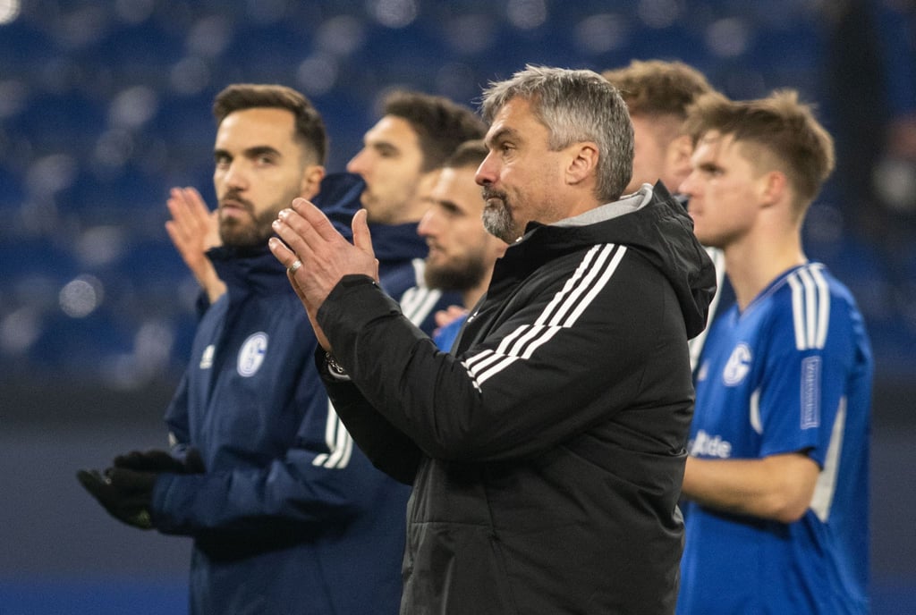 Schalkes Trainer Thomas Reis mit seinen Spielern nach dem Spiel.