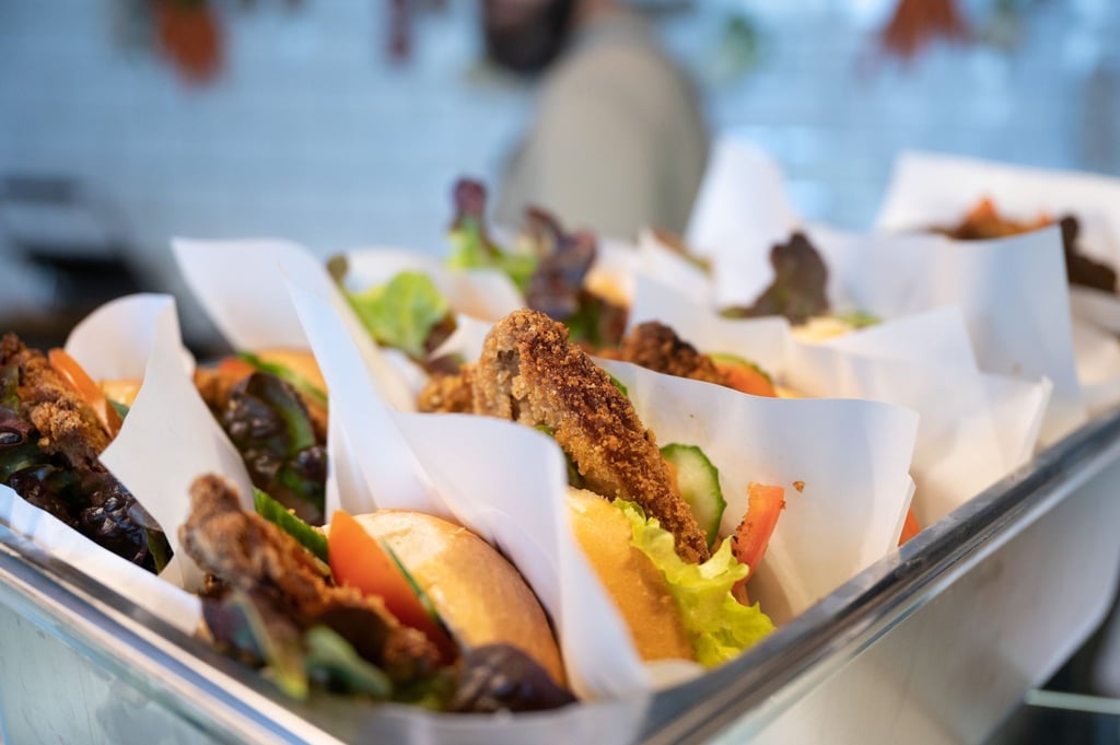 Schnitzelbrötchen aus Soja liegen liegen in der "veganen Fleischerei" zur Neueröffnung in der Auslage.