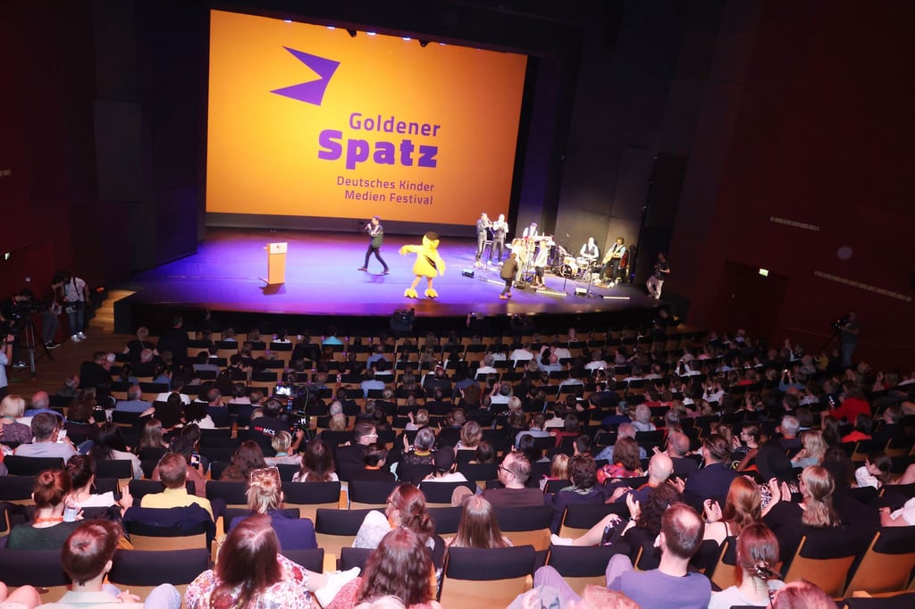 Preisträger, Jury und Mitwirkende stehen auf der Bühne bei der Preisverleihung Goldener Spatz.