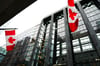 Die Nationalflagge von Kanada weht vor dem Gebäude der Bank of Canada. Die Notenbank hebt noch einmal den Leitzins an.