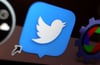 Das Logo von Twitter auf dem Display eines Laptops.