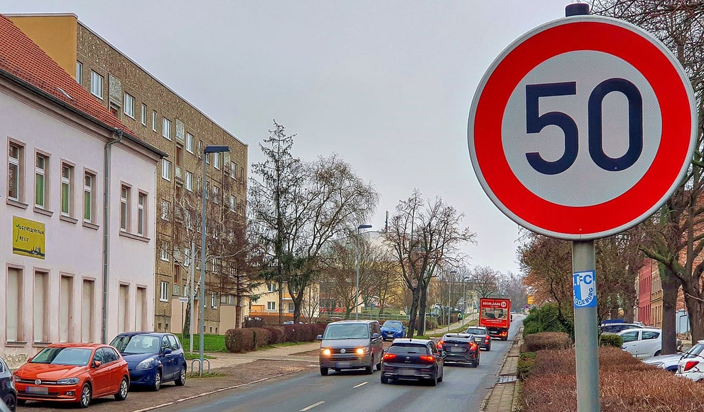 Ein Anwohner des Kosmonautenviertels wünscht sich verkehrsberuhigende Maßnahmen in Staßfurter Höhe und Güstener Straße.
