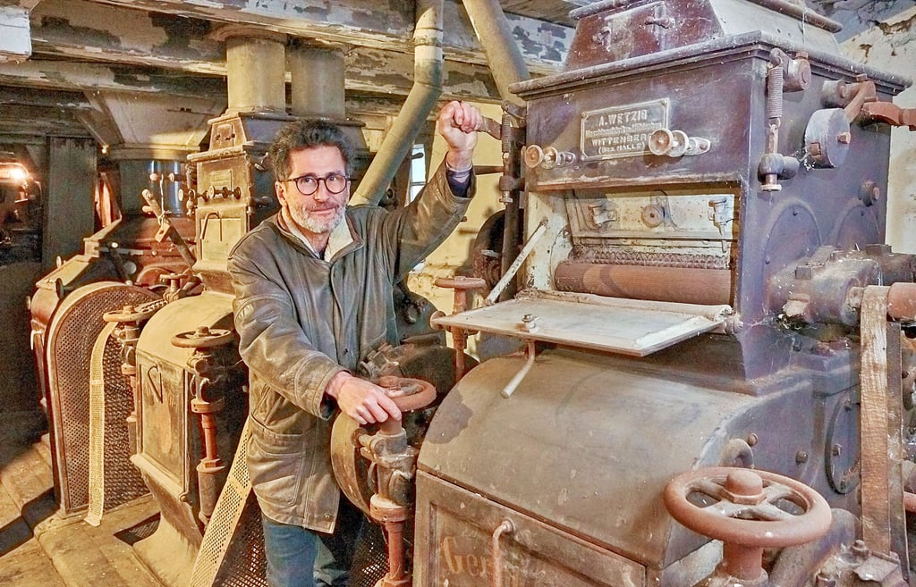 Ron Brommundt wohnt in der Mühle in Güsten. Seit rund 60 Jahren steht die Technik still.