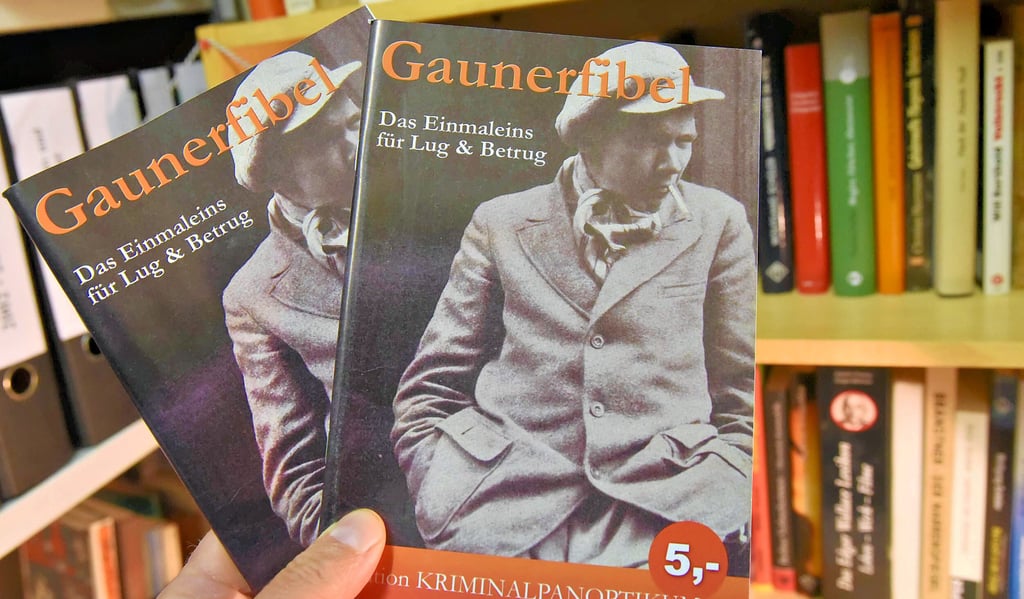 Im Kriminalarchiv in Aschersleben gibt es die „Gaunerfibeln“, die Betrügereien beschreiben. Auch den Saft-Hut.