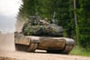 Der US-Kampfpanzer gleicht dem Leopard 2 in weiten Teilen. Den M1 Abrams gibt es seit 1980 in mittlerweile drei Hauptvarianten.