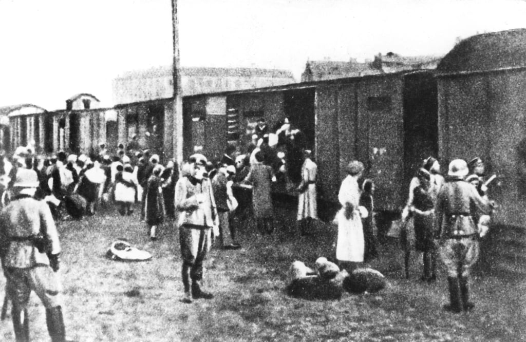 Juden aus dem Warschauer Getto werden im Sommer 1942 in Güterwaggons verladen und in das Vernichtungslager Treblinka transportiert.