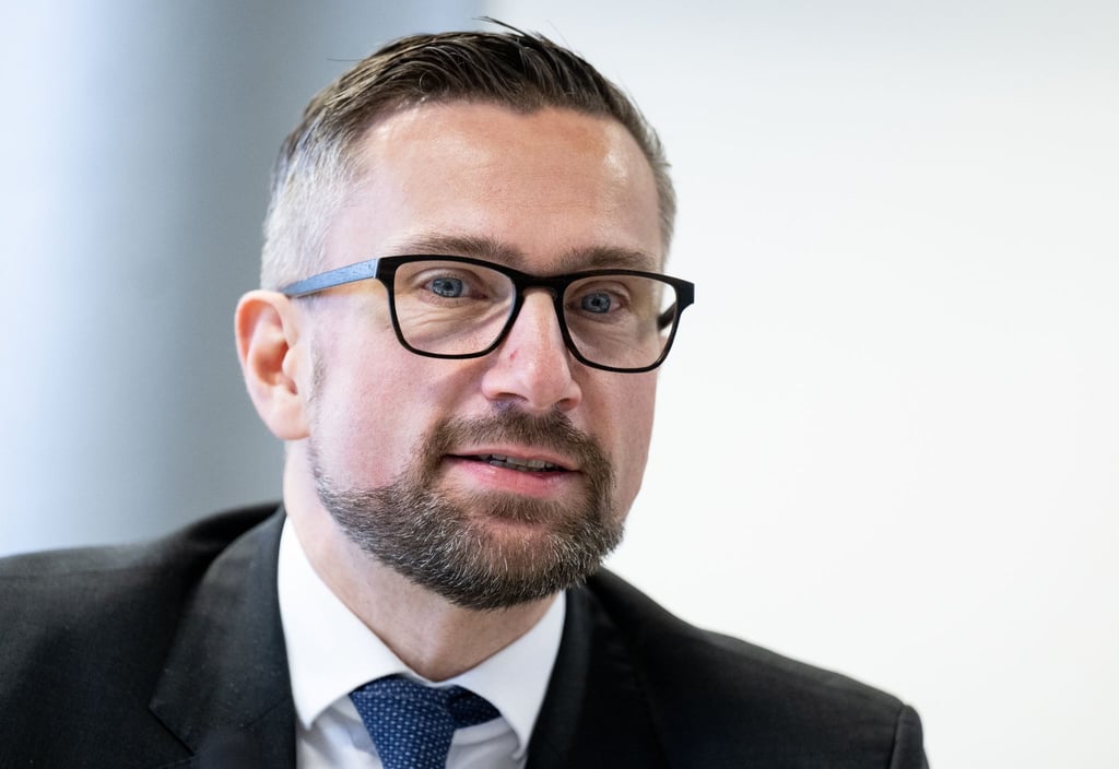 Martin Dulig (SPD), Wirtschafts- und Arbeitsminister in Sachsen, spricht vor Leuten.