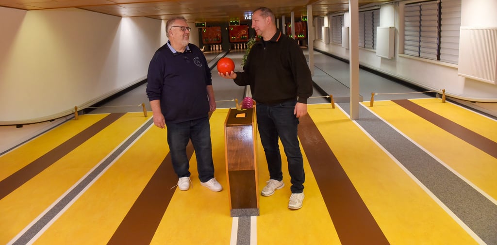 Vereinsvorsitzender Klaus-Dieter Boesche und Steffen Westphal (v.l.) wollen ihre Freude über die Bahn mit vielen Keglern teilen.
