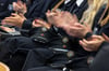 Polizeianwärter applaudieren bei der Vereidigung des Polizeimeisteranwärterlehrgangs 46 im Bildungszentrum der Thüringer Polizei.