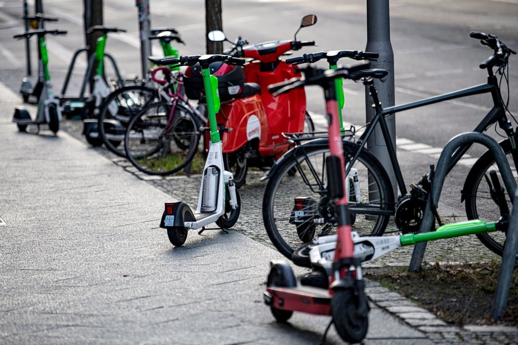 Mehrere E-Scooter stehen im Regierungsviertel auf dem Bürgersteig.