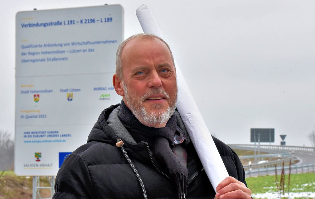 Christoph Karger steht vor einem seiner Großprojekte als Hohenmölsener Bauamtsleiter, der Verbindungsstraße, die zur A38 führt.