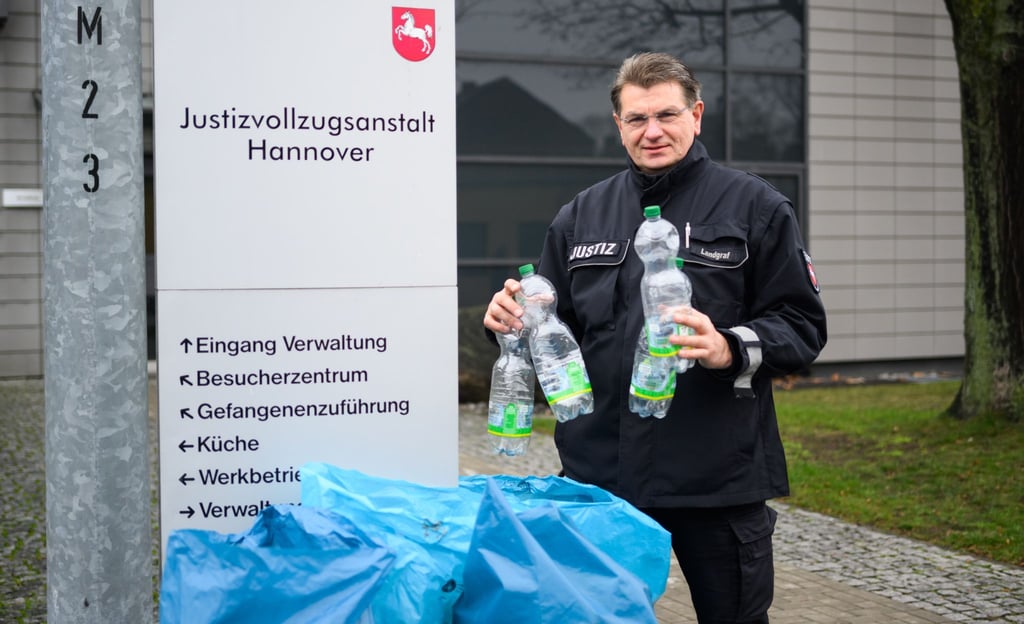 Peter Landgraf, Pressesprecher JVA Hannover, steht mit gesammelten Pfandflaschen in der Justizvollzugsanstalt Hannover.