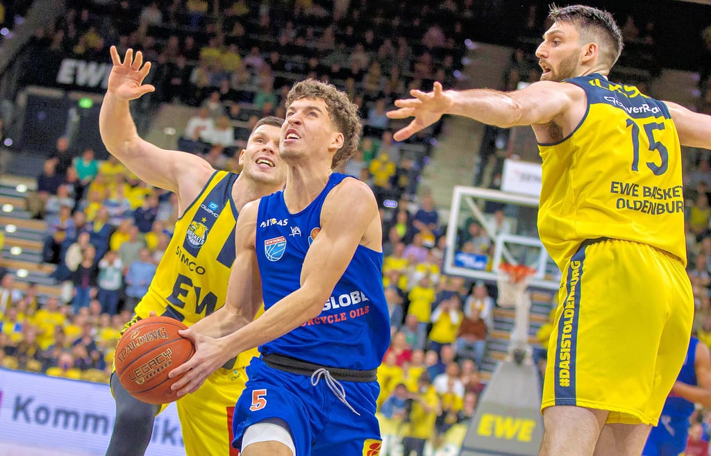 Aleksa Kovacevic (Bildmitte) soll beim MBC an die Basketball-Bundesliga herangeführt werden.