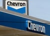 Das Logo von Chevron steht an einer Tankstelle des Unternehmens. Der zweitgrößte US-Ölmulti konnte vergangenes Jahr ordentlich zulegen.