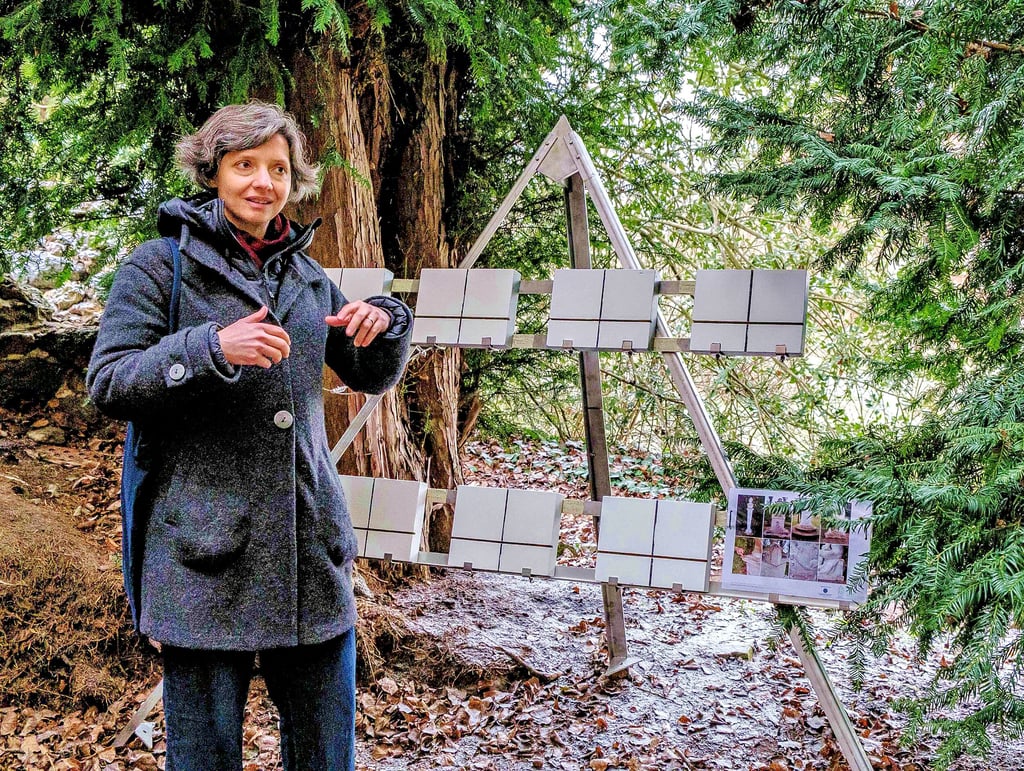 Versuchsfeld unter freiem Himmel: Linda Wenzel, Restauratorin bei der Kulturstiftung, erforscht Oberflächen von Skulpturen im Gartenreich.