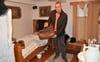 Vereinsvorsitzender Max Könnecke in einem als Schlafzimmer eingerichteten Raum im Heimatmuseum in Schwanebeck. 