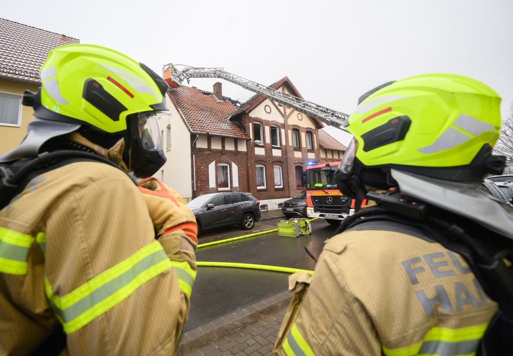 Einsatzkräfte der Feuerwehr Hannover löschen einen Brand eines Doppelhauses im Stadtteil Stöcken.