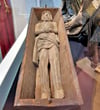 Holzsarg mit Leichnam Jesu mit herausnehmbarer Figur und Deckel (Holz, geschnitzt, teilweise gefasst, Provenienz unbekannt, vermutlich 16. Jahrhundert).