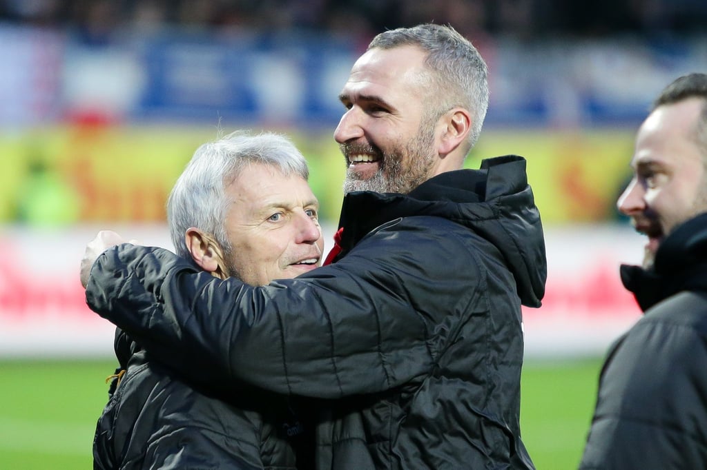 Rainer Ulrich (l) assistierte Tim Walter bei Holstein Kiel. Nun ist er im Alter von 73 Jahren gestorben.