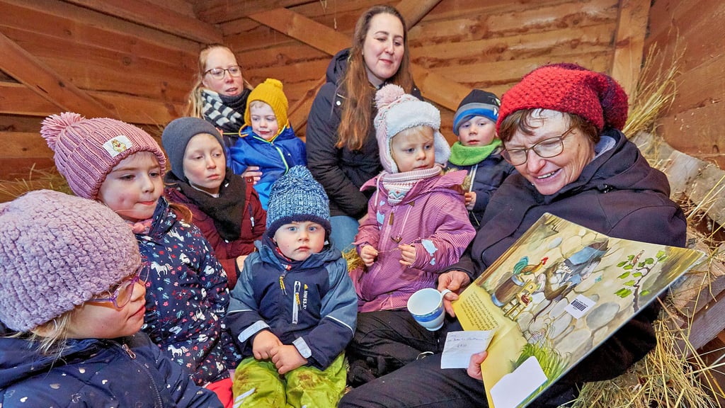 Gisela Rieland vom Verein Natur und Handwerk Schackstedt liest den „Strolchen“ aus dem Märchenbuch „Die Bremer Stadtmusikanten“ vor.