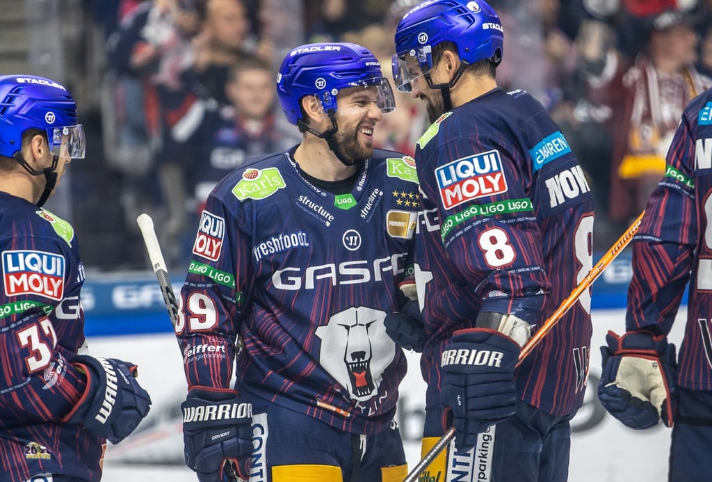 Berlins Zach Boychuk (M) jubelt mit Marco Nowak nach seinem erfolgreichen Zuspiel zum 4:0 Treffer.