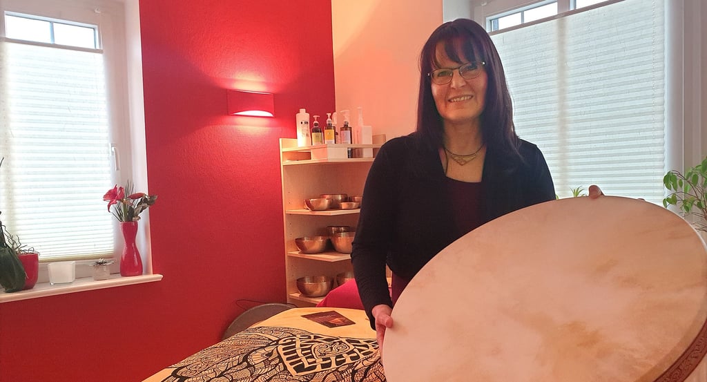 Angela Peter ist Klangtherapeutin und hier mit ihrem Lieblingsklanginstrument zu sehen, der Ozeantrommel.