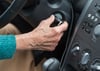 Eine Studie aus Japan hat ergeben: Eignungstests für alte Autofahrer führen zu weniger Unfällen. Doch Experten in Deutschland sehen auch Nachteile.