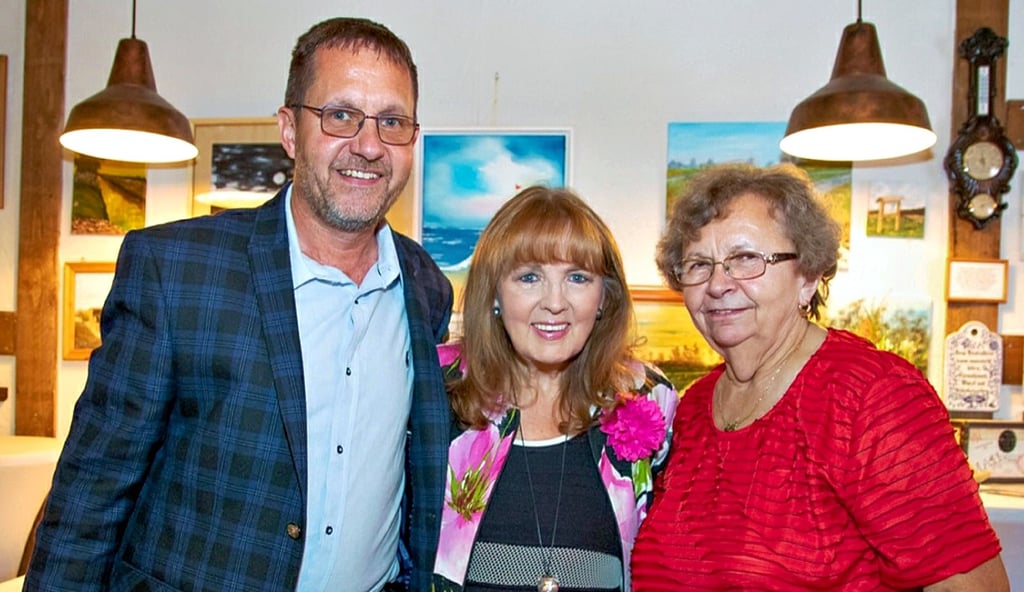 Torsten Winger, Monika Herz und Hannelore Winger bei der Autogrammstunde im Museumshof Chörau nach einem Wohnzimmerkonzert