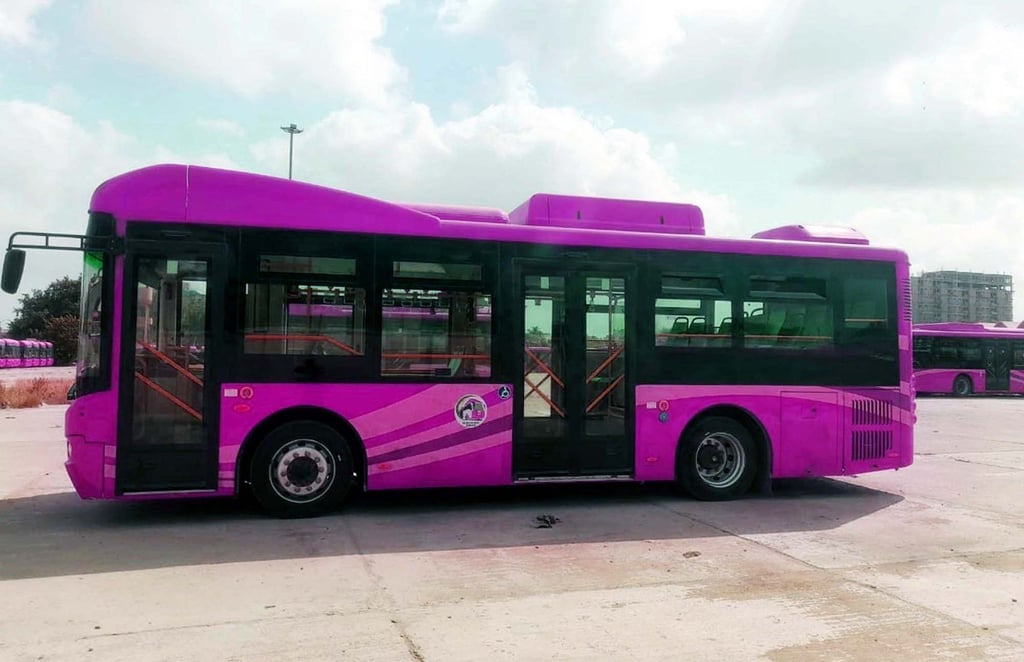 Ein pinkfarbener Bus auf einem Busparkplatz: Nur Frauen und Mädchen dürfen mitfahren.
