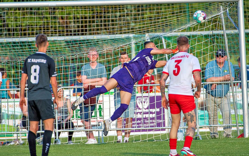 Nach der vergangenen Saison war SCN-Keeper Akid Khalil, hier im Freundschaftsspiel gegen den Drittligisten Hallescher FC, in die Bezirksliga Westfalen zum CF Kurdistan Bochum gewechselt. Nun kehrt er nach Naumburg zurück.