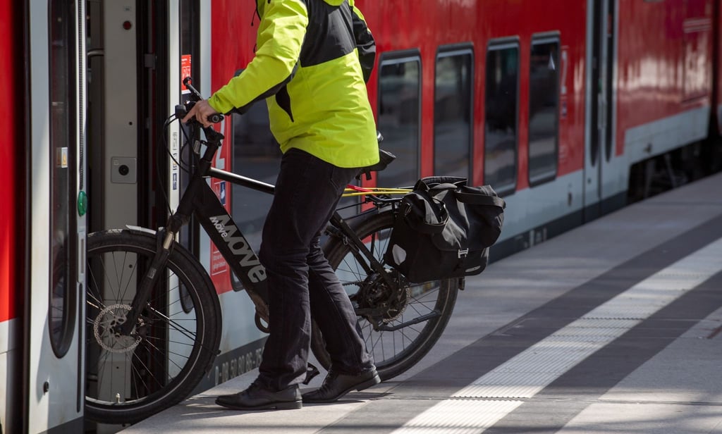 Bitte einsteigen: Bei der Radmitnahme in der Bahn plant man für etwaige Umstiege besser mehr Zeit ein.
