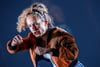 Annika Hauffe boxt bei einer Probe des Schauspiels "Nullerjahre" im Mecklenburgischen Staatstheater.